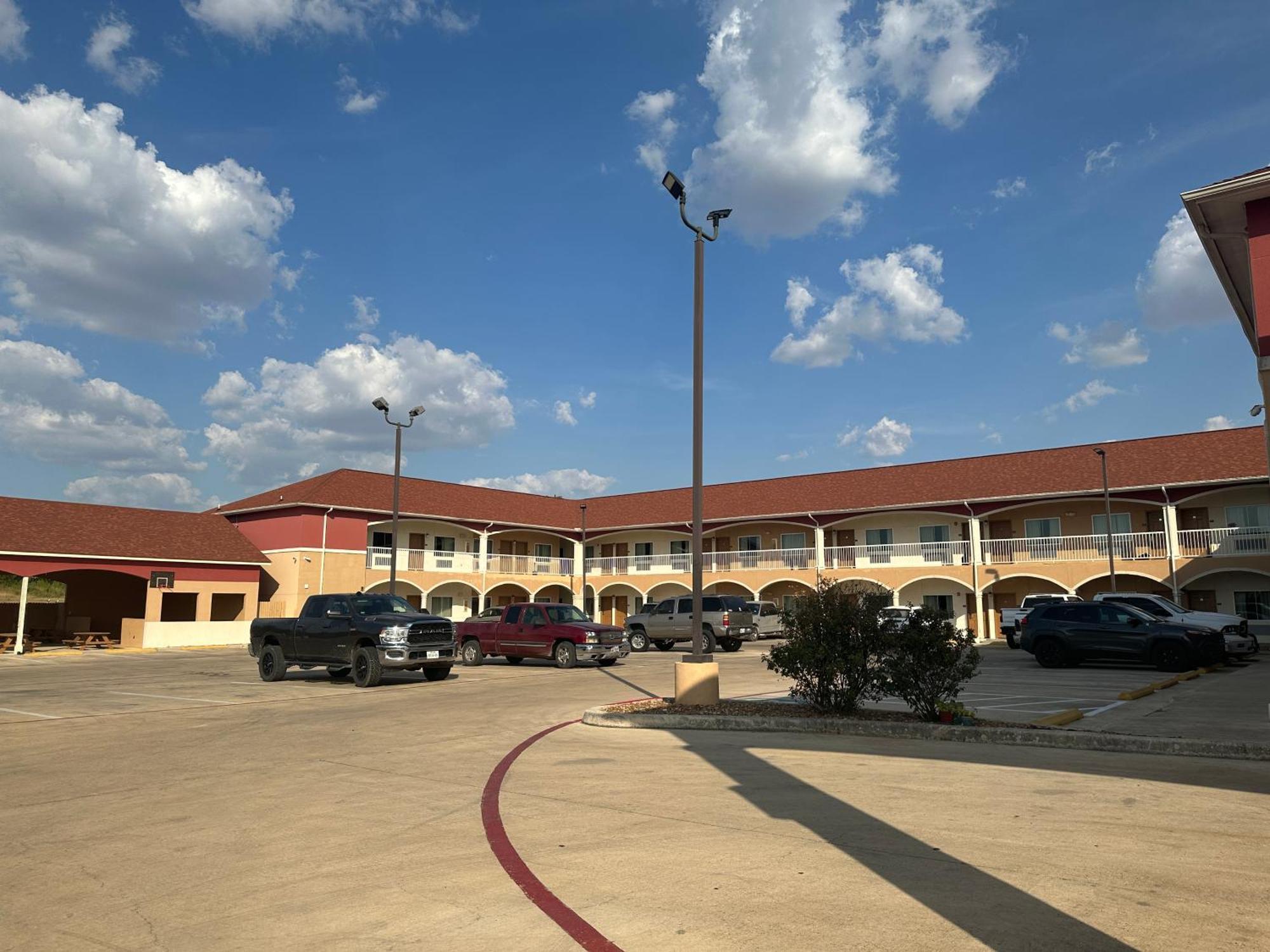 Floresville Executive Inn & Suites المظهر الخارجي الصورة